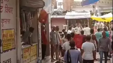 हमीरपुर: कुरारा में दोनों पक्षों ने एक-दूसरे पर जमकर बरसाए लाठी-डंडे