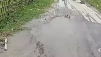 আলিপুরদুয়ার ১: আলিপুরদুয়ার নেতাজি রোডে পানীয় জলের পাইপ ফেটে ভেঙে যাচ্ছে পাকা রাস্তা
