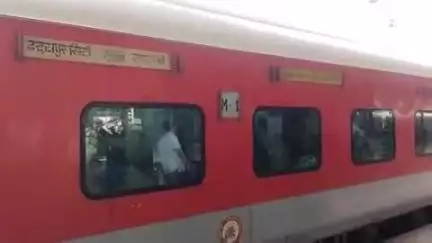 झांसी: झांसी आउटर पर उदयपुर-खजुराहो एक्सप्रेस ट्रेन में फायर अलार्म बजा, यात्रियों में मची अफरा-तफरी, ट्रेन के गेट की तरफ भागे