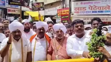 शिरोळ: राज्य सरकार आमचं ऐकत नसेल,पण पांडुरंग तरी आमचं ऐक!"शेतकऱ्यांची भावनिक साद घालत पंढरपूर परिसर दणाणून सोडला