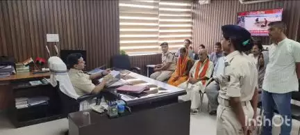 बेगूसराय: कार्यालय कक्ष में डीआईजी ने लगाया जनता दरबार, 11 फरियादियों की सुनी फरियाद