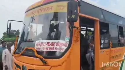 हापुड़: गांव नली हुसैनपुर से दिल्ली रोडवेज बस सेवा को विधायक ने हरी झंडी दिखाकर किया शुरू
