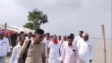 बैरिया: सपा सांसद सनातन पांडेय ने गोपालनगर टाड़ी व शिवाल में कटान रोधी कार्यों का किया निरीक्षण, दिए निर्देश
