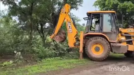 गैतरा ग्राम में शासकीय भूमि पर अवैध गौशाला निर्माण, प्रशासन ने कब्ज़ा मुक्त कराई ज़मीन