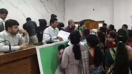 పాడేరు ఐటీడీఏ కార్యాలయంలో శుక్రవారం నిర్వహించిన మీకోసం కార్యక్రమానికి 121 ఫిర్యాదులు..జిల్లా కలెక్టర్ ఏఎస్ దినేష్ కుమార్