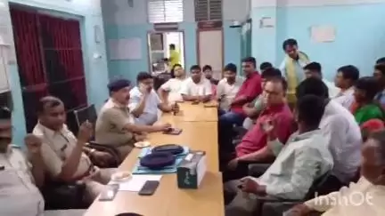 डुमरांव: डुमरांव थाने में मुहर्रम को लेकर शांति समिति की बैठक संपन्न, शांति व्यवस्था बनाए रखने पर हुए अहम फैसले
