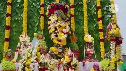 கரூர்: கருப்பண சுவாமி முச்சிலியம்மன் கும்பாபிஷகத்தை முன்னிட்டு திரளான பக்தர்கள் தீர்த்த குடம் எடுத்து வழிபாடு செய்தனர்