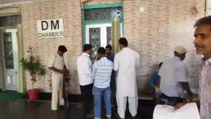 दरभंगा: दरभंगा के लहेरियासराय में स्थित जिलाधिकारी के कार्यालय में लगा जनता दरबार, जिले के विभिन्न क्षेत्रों से पहुंचे लोग