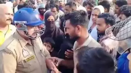 करछना: डांडी चौराहा के पास अज्ञात हमलावरों ने दिनदहाड़े एक युवक की धारदार हथियार से हत्या की, परिजनों ने किया चक्का जाम