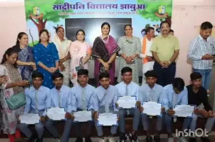 झाबुआ: झाबुआ के सांदीपनि स्कूल में मुख्यमंत्री प्रतिभाशाली विद्यार्थी प्रोत्साहन योजना के अंतर्गत कार्यक्रम आयोजित