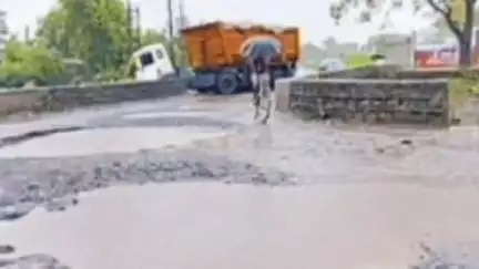 जांजगीर: जांजगीर से बलौदा रोड की बदहाल स्थिति, बारिश में हाईवे जलकुंड में तब्दील, जान जोखिम में डालकर कर रहे सफर