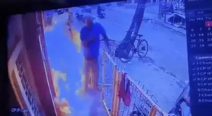 बेंगलुरू में उधार का पैसा मांगने पर शख्स ने जलाया रिश्तेदार का घर, सामने आया वीडियो