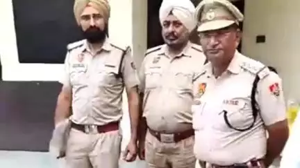 लाडवा: शराब से भरी गाड़ी दुर्घटनाग्रस्त, चालक गाड़ी छोड़कर भागा, पुलिस ने शराब जब्त कर जांच शुरू की