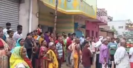 चतरा: चतरा शहर के सुरही मुहल्ले में एक युवक ने फांसी लगाकर आत्महत्या की