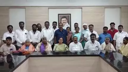 பொள்ளாச்சி: நகராட்சி அலுவலகத்தில் தூய்மை பணியாளர்களாக பணியாற்றி ஓய்வு பெற்ற தூய்மை பணியாளர்களுக்கு  சேமநல நிதி வழங்கும் நிகழ்ச்சி நடைபெற்றது.