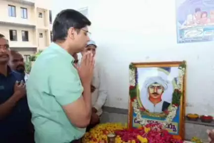 కామారెడ్డి: పట్టణంలోని కలెక్టర్ కార్యాలయంలో దోడ్డి కొమరయ్య వర్దంతి వేడుకలు