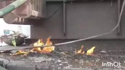 हापुड़: बाबूगढ़ क्षेत्र के मेंन चौराहे पर लगे ट्रांसफार्मर में अचानक आग लगने से आसपास अफरा-तफरी का माहौल