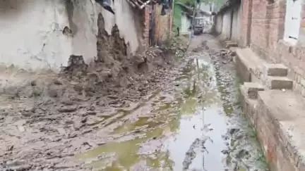 बबेरू: कुमेढा सानी गांव मे जल निकासी न होने से गलियों मे भरा कीचड़, ग्रामीण कीचड़ से निकलने को मजबूर #Jansamasya