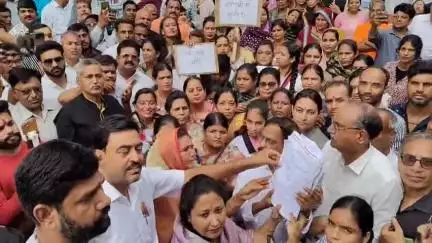 मंदसौर: गैंगरेप आरोपियों को फांसी की मांग, सर्व समाज ने मुख्यमंत्री के नाम एसडीएम को सौंपा ज्ञापन