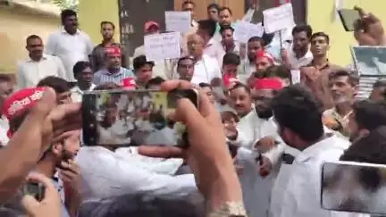 महमूदाबाद: समाजवादी पार्टी के कार्यकर्ताओं ने महमूदाबाद में 18 विद्यालय के विलय के खिलाफ विरोध प्रदर्शन किया, ज्ञापन दिया