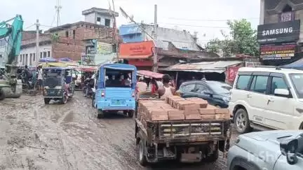 मुंगेर: बादशाही पुल के पास घंटों जाम से लोग परेशान, मुंगेर-बरियारपुर मुख्य मार्ग पर गाड़ियों की लम्बी कतार