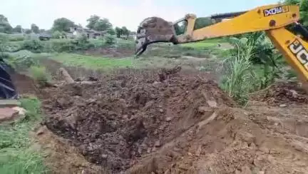 डुमरियागंज: ग्राम देईपार में प्रशासन का बुलडोजर चला, राजस्व टीम ने गडहे खाते की भूमि को कराया अतिक्रमण मुक्त