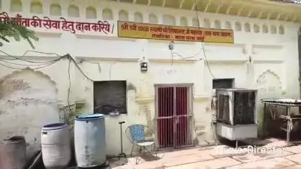 कर्वी: न्यायालय के आदेश पर परिक्रमा मार्ग खोही में दशकों से आश्रम की जमीन में रही साध्वी और उसकी पुत्री को आश्रम से निकाला गया