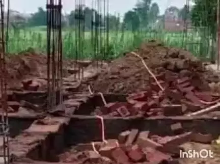 अकबरपुर: अंबेडकरनगर में तमसा नदी के किनारों पर अतिक्रमण जारी, नोटिस के बाद भी मकान बनाने का काम नहीं रुका