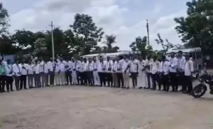 ఎల్లారెడ్డి: ఎల్లారెడ్డి నియోజకవర్గం నుండి హైదరాబాదు కి బయలుదేరిన కాంగ్రెస్ పార్టీ నాయకులు
