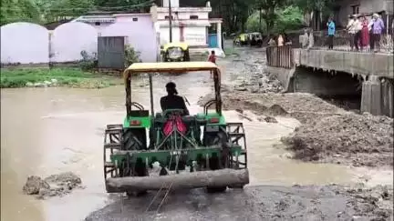 बरही: भारी बारिश से बरनमहंगवा-खितौली मार्ग बंद, स्कूली बच्चे व ग्रामीण जान जोखिम में डालकर कर रहे आवागमन