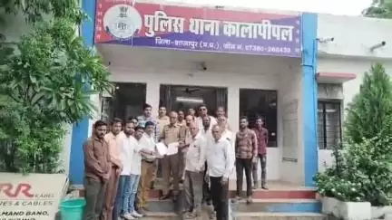 कालापीपल: कालापीपल में कांग्रेस कार्यकर्ताओं ने जीतू पटवारी के खिलाफ एफआईआर के विरोध में TI को ज्ञापन दिया