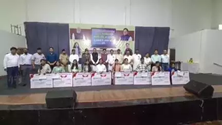 बैतूल नगर: बैतूल के 1127 छात्रों को लैपटॉप के लिए मिली ₹25-25 हजार की राशि, ज़िला प्रभारी मंत्री ने दिए प्रतीकात्मक चेक