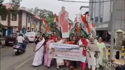 കണയന്നൂർ: കോട്ടയം മെഡിക്കൽ കോളേജിലെ അപകടം, ഡി.എം.ഒ ഓഫീസിലേക്ക് പ്രതിഷേധ പ്രകടനം നടത്തി മഹിളാ കോൺഗ്രസ്