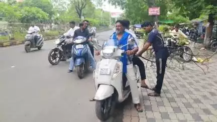 अमरावती: भीम ब्रिगेडचा मनपा कार्यालयात कचरा मोर्चा; राहुल नगर, बिच्छू टेकडी परिसरातील वाढत्या घाणीविरोधात संतप्त आंदोलन