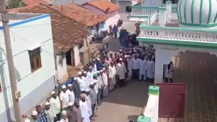 ಹನೂರು: ಕೌದಳಿಯಲ್ಲಿ ವಕ್ಫ್ ತಿದ್ದುಪಡಿ ಕಾಯ್ದೆ ವಿರೋಧಿಸಿ  ಮಾನವ ಸರಪಳಿ