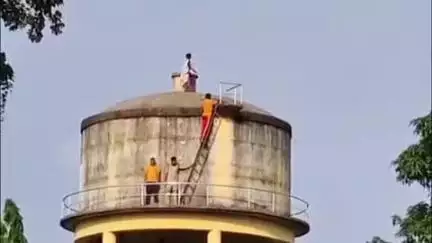 କେନ୍ଦୁଝର ସହର: ମାନସିକ ବିକୃତ ମହିଳାଙ୍କ କାଣ୍ଡ ଘଟଗାଁ ବଜାର ଥିବା ପାଣି ଟାଙ୍କିରେ ଚଢ଼ିଯାଇଥିଲେ ,ଶୁରଖିତ ଭାବେ ଉଦ୍ଧାର