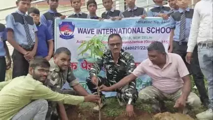 जमुआ: टटकारी वेभ स्कूल से "एक पेड़ माँ के नाम" पर साइकिल रैली रवाना, बैजनाथ सिन्ह ने दिखाई हरी झंडी।