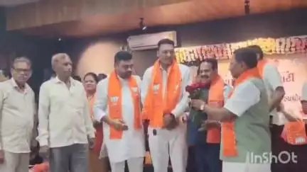 સોનગઢ: સોનગઢ નગરના રંગઉપવન હોલ ખાતે મંત્રીની હાજરીમાં નવનિયુક્ત સરપંચોનો કાર્યક્રમ યોજાયો.