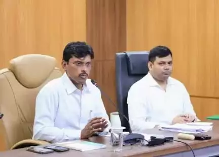 जिला निर्वाचन पदाधिकारी-सह-जिलाधिकारी, पटना द्वारा निर्वाचक सूची के विशेष गहन पुनरीक्षण अभियान, 2025 में निर्वाचकों को उत्प्रेरित करने, पारदर्शी तरीक़े से तथा सहभागितापूर्ण वातावरण में कार्य सम्पन्न कराने हेतु सभी स्टेकहोल्डर्स के साथ बैठक।
