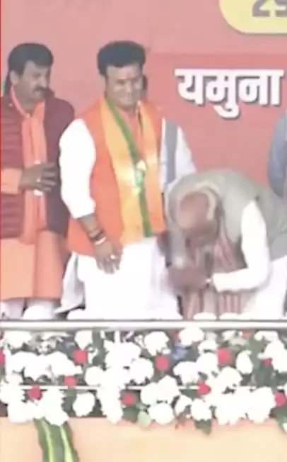 AAP नेता अवध ओझा ने किया बड़ा दावा, कहा- मुझे हराने के लिए पीएम मोदी को मेरे विरोधी के पैर छूने पड़े थे
