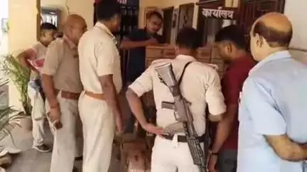 मांझी: मांझी पुलिस ने थाना क्षेत्र में दो जगहों से भारी मात्रा में अंग्रेजी शराब बरामद की, महिला कारोबारी गिरफ्तार