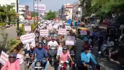 बरेली: विद्यालयों के मर्जर के खिलाफ शिक्षकों ने किया विरोध, शिक्षा बचाओ मोर्चा का गठन कर गांधी उद्यान से निकाली बाइक रैली