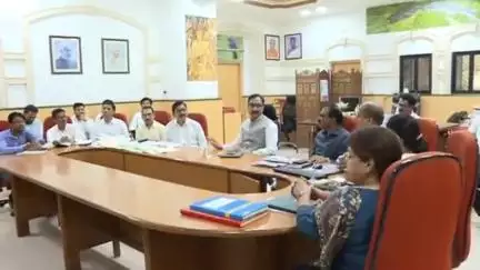 दिवसेंदिवस वाढणारे अतिक्रमण रोखण्यासाठी पथक स्थापन करा, विभागीय आयुक्तांचे निर्देश