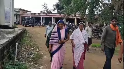 उचेहरा: बीएलओ बनाए जाने से नाखुश आंगनबाड़ी कार्यकर्ताओं ने उंचेहरा तहसीलदार को सौंपा ज्ञापन