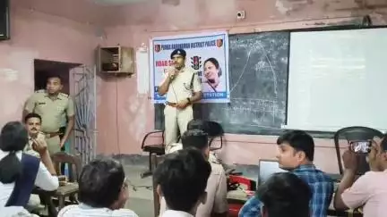 মঙ্গলকোট: বিদ্যালয়ের সামনে দিয়ে চলে গেছে ব্যস্ততম বাদশাহী সড়ক, দুর্ঘটনা এড়াতে মঙ্গলকোটে পড়ুয়াদের সতর্ক করল পুলিশ, হাজির SDPO