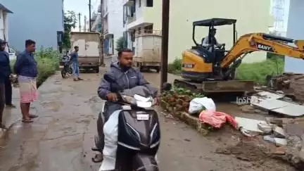 होशंगाबाद नगर: वैदिक विहार कॉलोनी में नगर पालिका के अतिक्रमण दल ने सड़क पर अवैध रूप से किए गए अतिक्रमण को हटाया