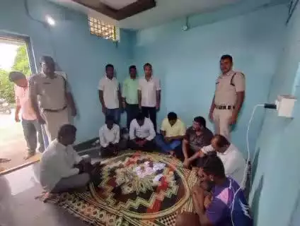 బత్తలపల్లి సెంటర్లో జూద కేంద్రంపై పోలీసుల దాడి.