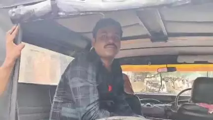 हमीरपुर: सुमेरपुर कस्बे में कार की टक्कर से बाइक सवार हुआ घायल