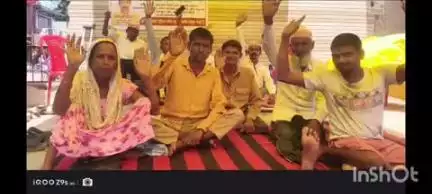 गोला गोकरणनाथ: गोला नगर में पांचवें दिन भी सड़कों पर दिव्यांगजन, समस्याओं के समाधान को लेकर लखनऊ कूच की चेतावनी