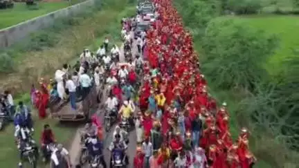 निवाई: गांव झिलाय में मूर्ति प्राण प्रतिष्ठा को लेकर शाही लवाजमे के साथ निकली विशाल कलश यात्रा